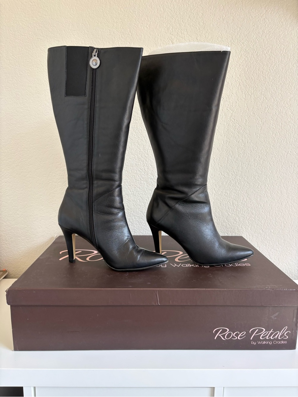 Black Leather Knee-High Pointed Toe Boots